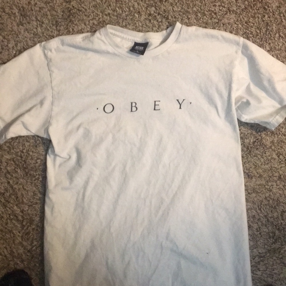 Obey tee medium